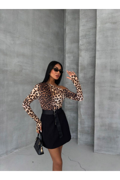 Kadın Sandy Kumaş Kayık Yaka Omuzdan Drapeli El Detaylı Bluz Kadın Sandy Kumaş Kayık Yaka Omuzdan Drapeli El Detaylı Bluz