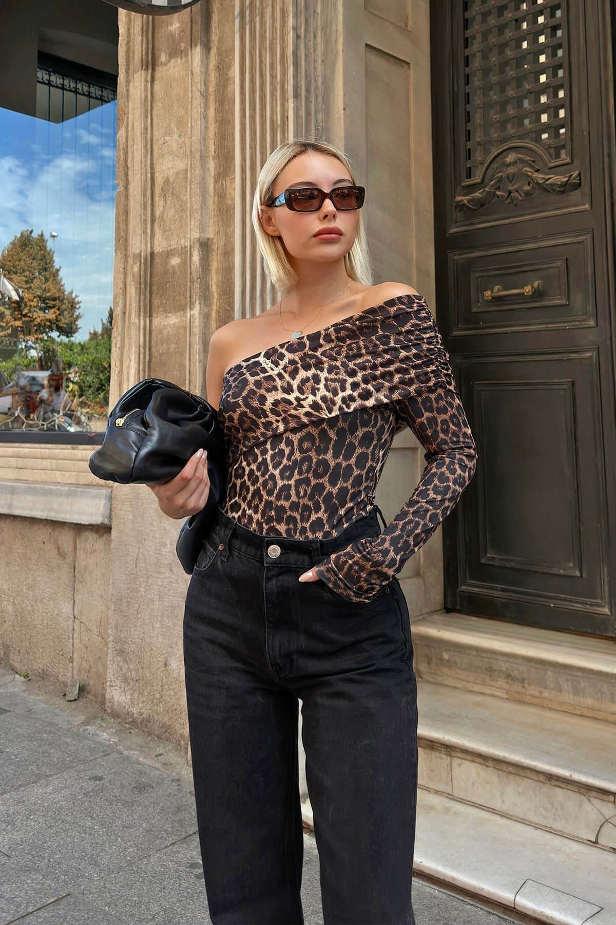 Kahverengi Verev Leopar Desen Tek Kol Madonna Yaka Kadın Bluz Kahverengi Verev Leopar Desen Tek Kol Madonna Yaka Kadın Bluz