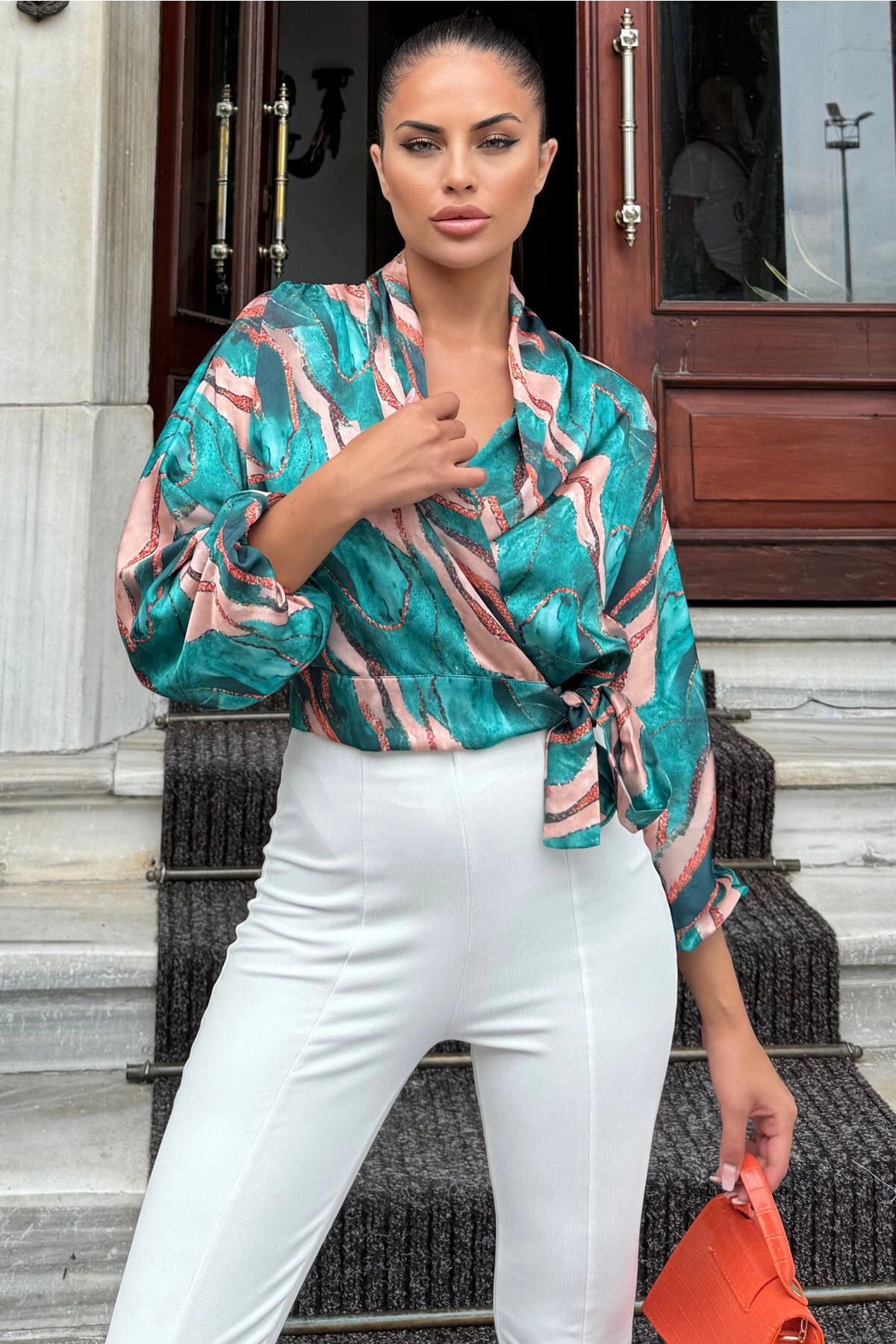 Kadın Yeşil Metalik Dokunuşlu Kruvaze Yaka Fiyonk Detaylı Saten Bluz Kadın Yeşil Metalik Dokunuşlu Kruvaze Yaka Fiyonk Detaylı Saten Bluz