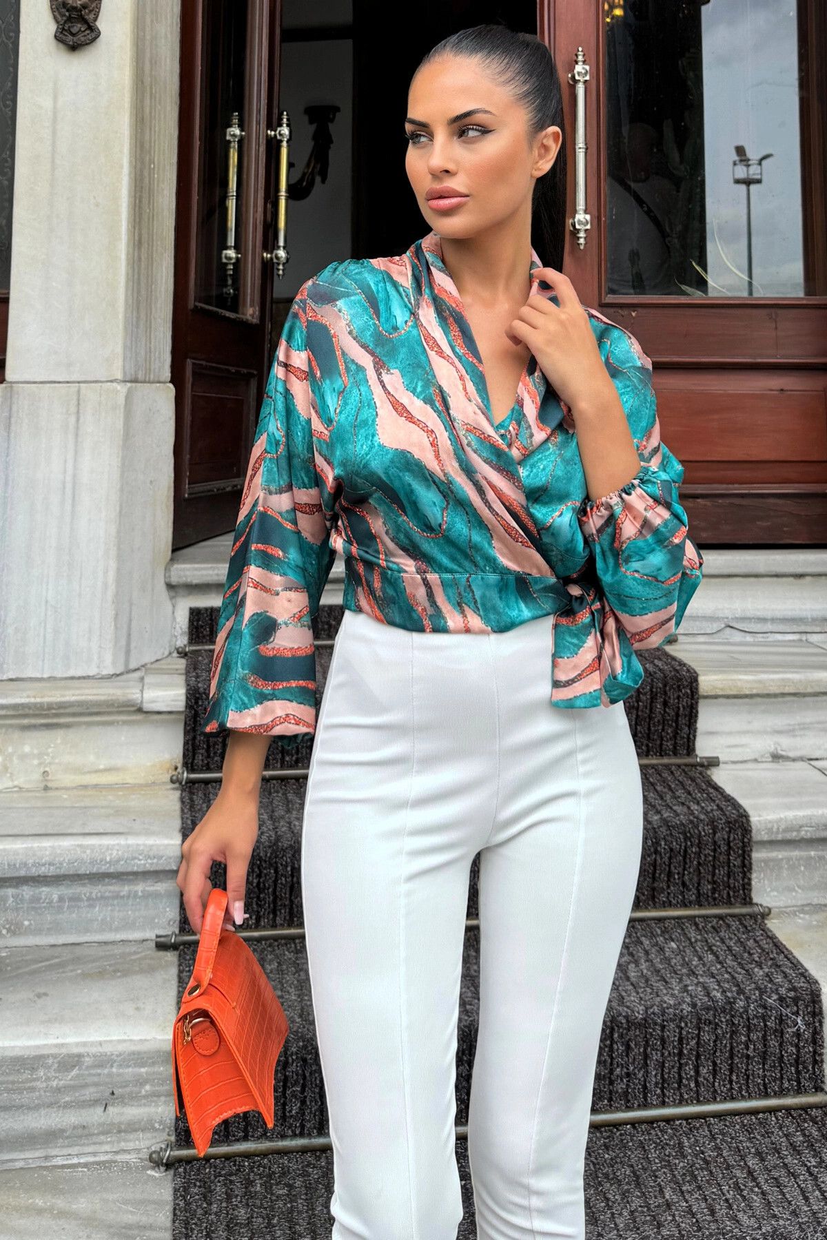 Kadın Yeşil Metalik Dokunuşlu Kruvaze Yaka Fiyonk Detaylı Saten Bluz Kadın Yeşil Metalik Dokunuşlu Kruvaze Yaka Fiyonk Detaylı Saten Bluz