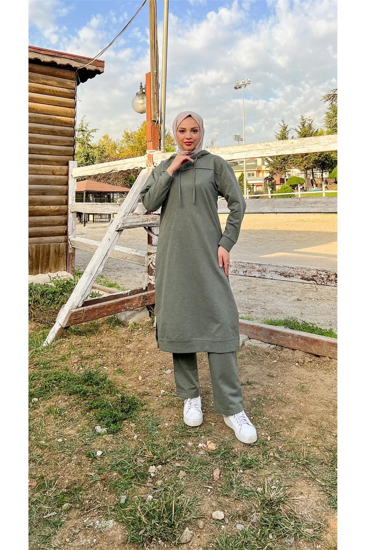 Uzun Tunik Kapşonlu Kenardan Yırtmaçlı Ikili Spor Takım - 03034.005 - Haki Uzun Tunik Kapşonlu Kenardan Yırtmaçlı Ikili Spor Takım - 03034.005 - Haki
