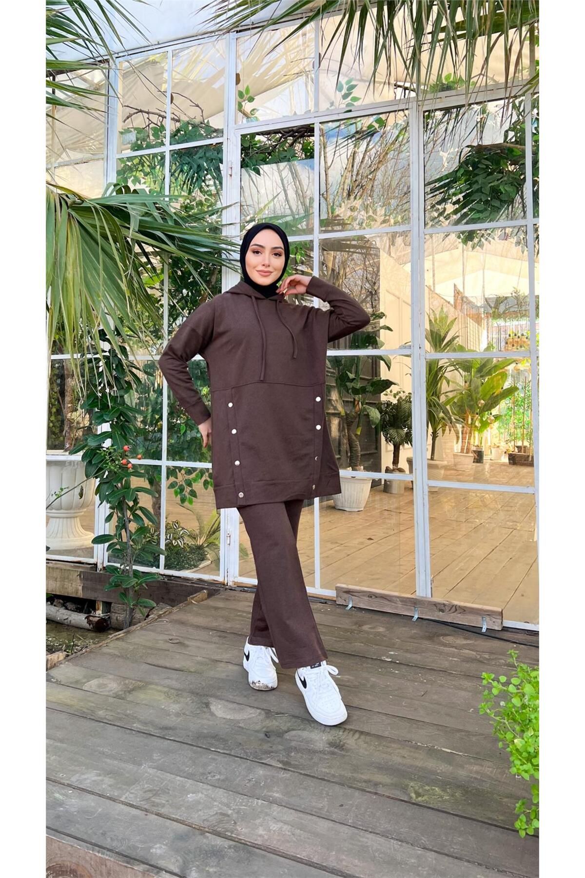 Kapşonlu Çıtçıt Detaylı Kısa Sweat Pantolon Ikili Tesettür Eşofman Takımı - 03079.028 - Kahverengi Kapşonlu Çıtçıt Detaylı Kısa Sweat Pantolon Ikili Tesettür Eşofman Takımı - 03079.028 - Kahverengi