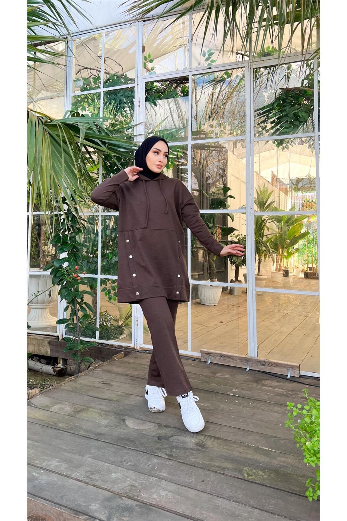 Kapşonlu Çıtçıt Detaylı Kısa Sweat Pantolon Ikili Tesettür Eşofman Takımı - 03079.028 - Kahverengi Kapşonlu Çıtçıt Detaylı Kısa Sweat Pantolon Ikili Tesettür Eşofman Takımı - 03079.028 - Kahverengi