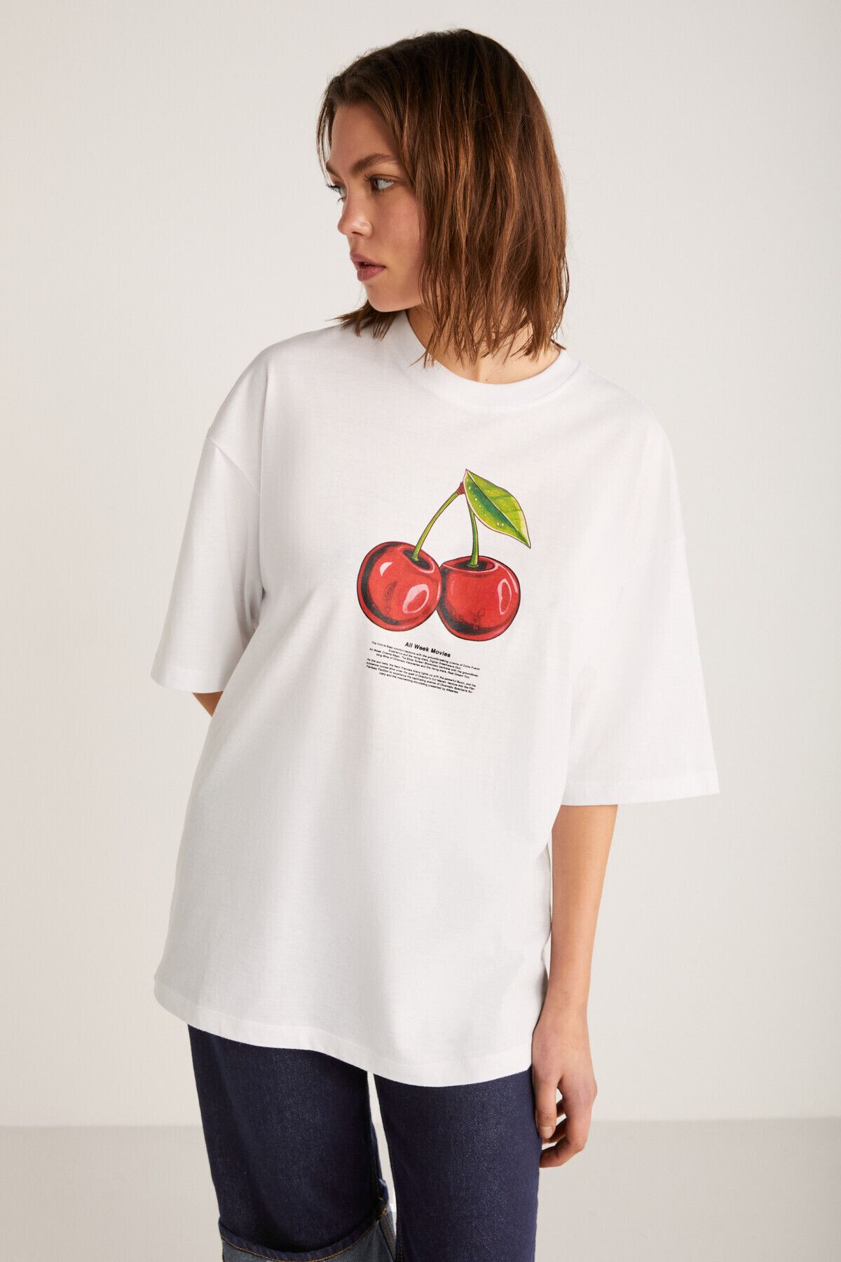 Odalys Kadın %100 Organik Pamuklu Oversize Fit Bol Kesim Kiraz Baskılı Bisiklet Yaka Beyaz T-shirt Odalys Kadın %100 Organik Pamuklu Oversize Fit Bol Kesim Kiraz Baskılı Bisiklet Yaka Beyaz T-shirt