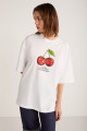 Odalys Kadın %100 Organik Pamuklu Oversize Fit Bol Kesim Kiraz Baskılı Bisiklet Yaka Beyaz T-shirt Odalys Kadın %100 Organik Pamuklu Oversize Fit Bol Kesim Kiraz Baskılı Bisiklet Yaka Beyaz T-shirt