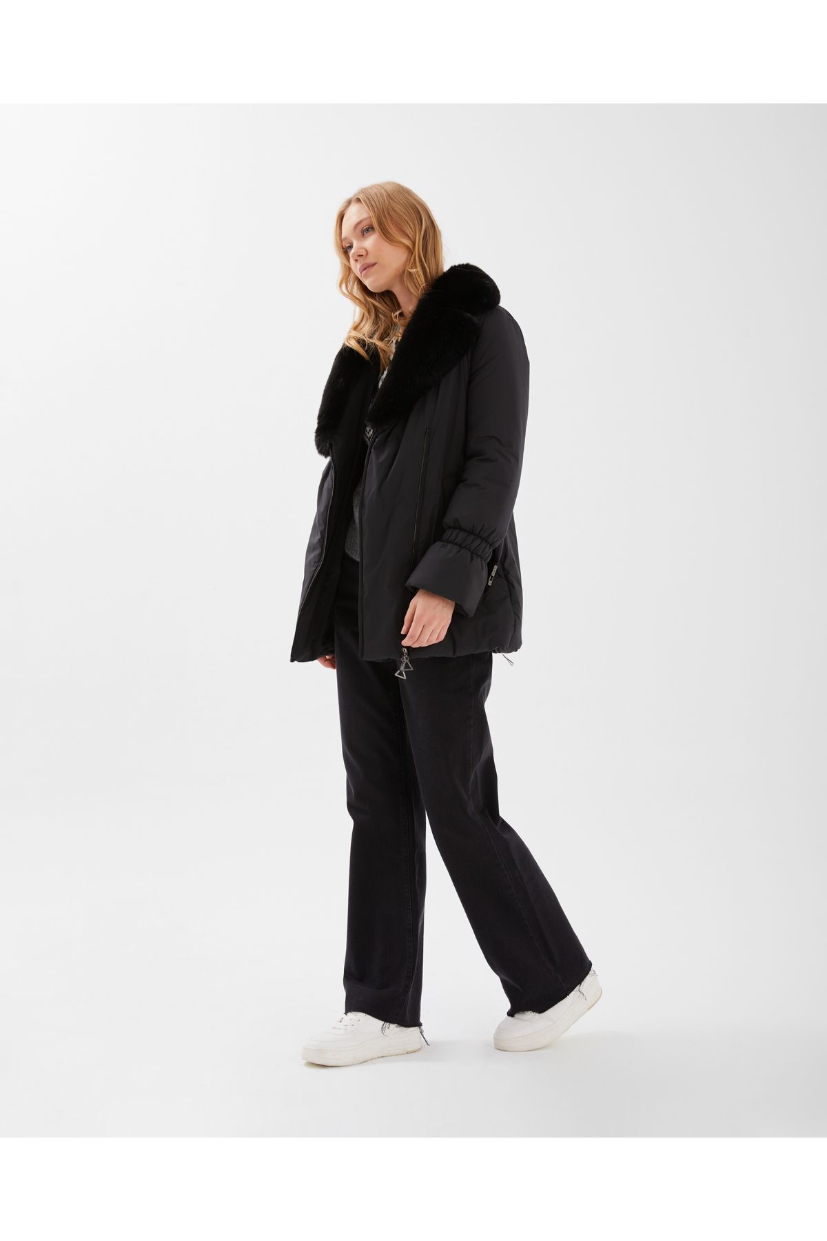 Siyah Puffer Mont Kisa Kürk Yakali Siyah Puffer Mont Kisa Kürk Yakali