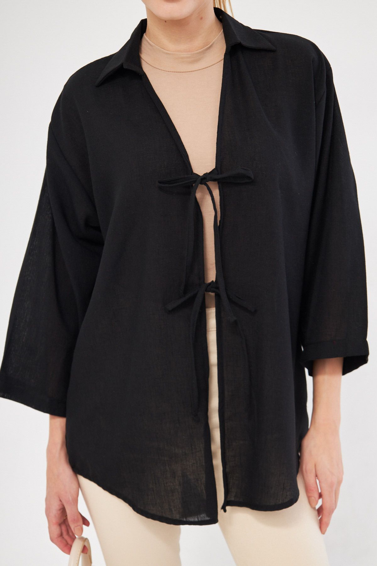 Kadın Siyah Gömlek Yakalı Önden Bağcıklı Kimono Gömlek ARM-25K001006 Kadın Siyah Gömlek Yakalı Önden Bağcıklı Kimono Gömlek ARM-25K001006