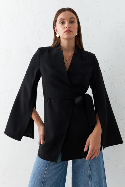 Siyah Kol Detaylı Belde Bağlama Detaylı Ceket Siyah Kol Detaylı Belde Bağlama Detaylı Ceket