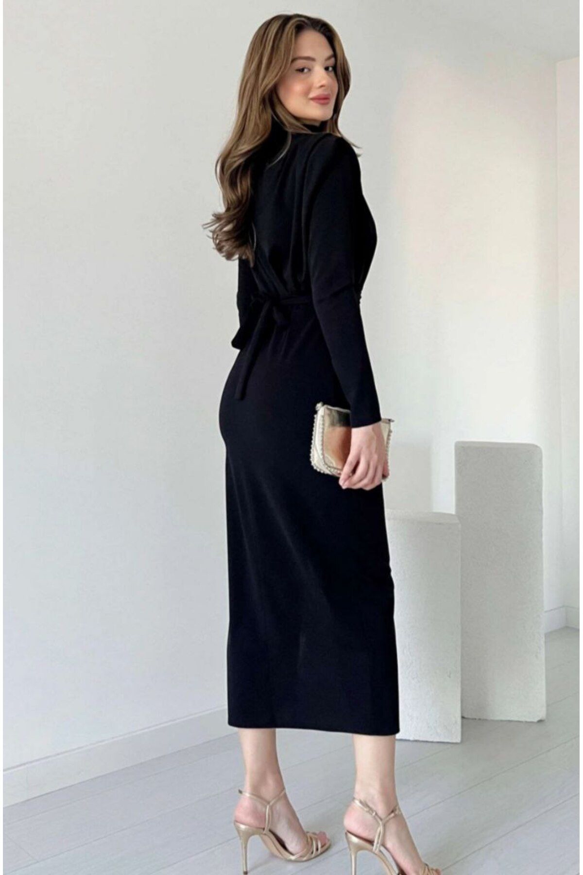 Kadın Vatkalı Gold Kemerli Siyah Yırtmaçlı Uzun Elbise Kadın Vatkalı Gold Kemerli Siyah Yırtmaçlı Uzun Elbise