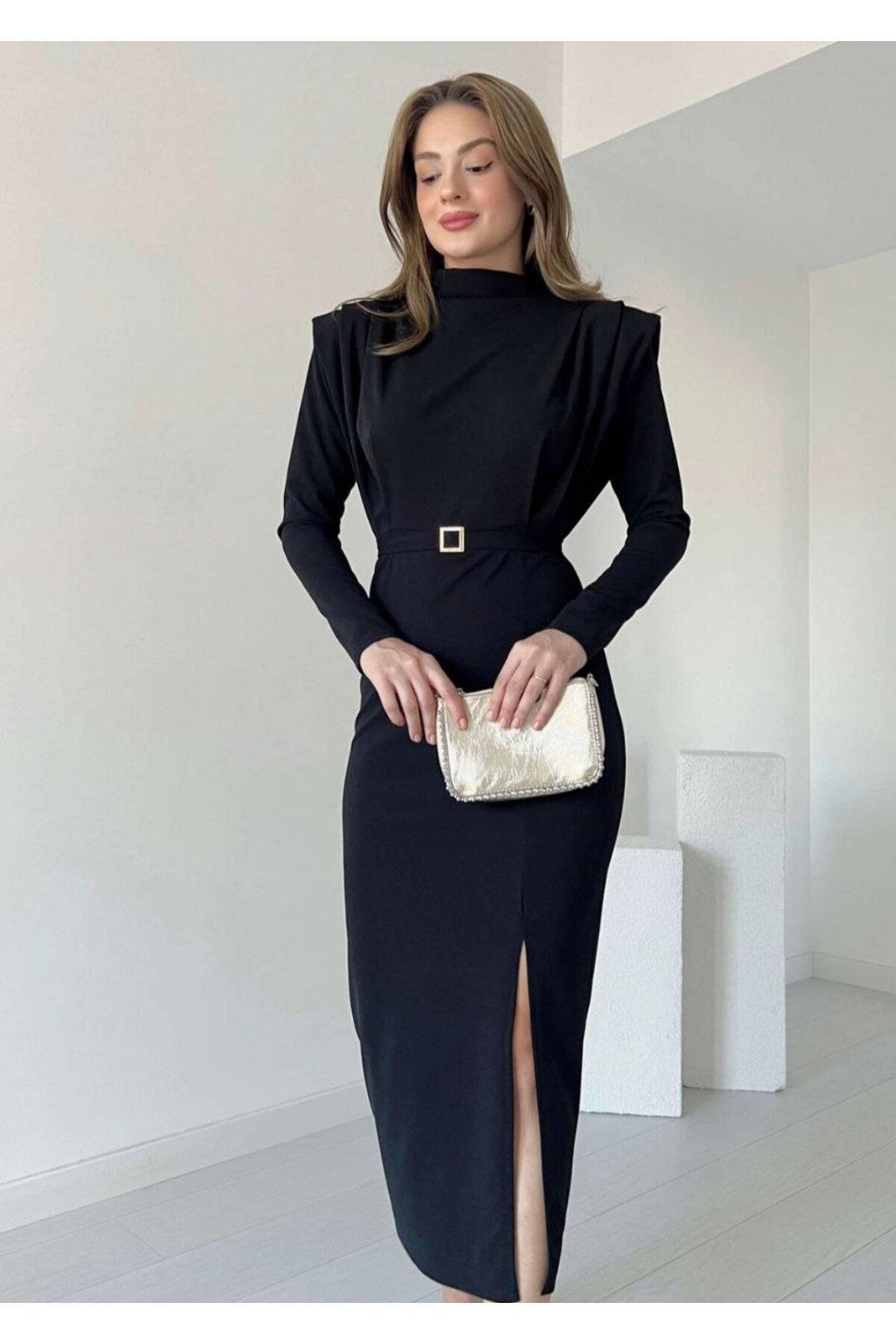 Kadın Vatkalı Gold Kemerli Siyah Yırtmaçlı Uzun Elbise Kadın Vatkalı Gold Kemerli Siyah Yırtmaçlı Uzun Elbise