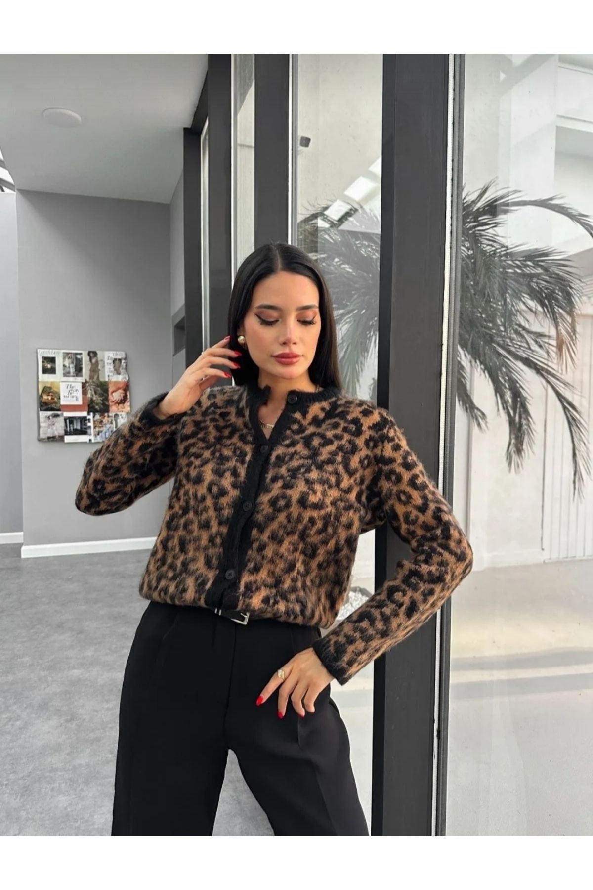 Leopar Desenli Yumoş Triko Hırka Leopar Desenli Yumoş Triko Hırka