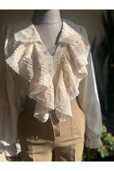 Vintage Estinli Volanlı Fisto Detaylı Büzgülü Uzun Kollu Krem Gömlek Vintage Estinli Volanlı Fisto Detaylı Büzgülü Uzun Kollu Krem Gömlek