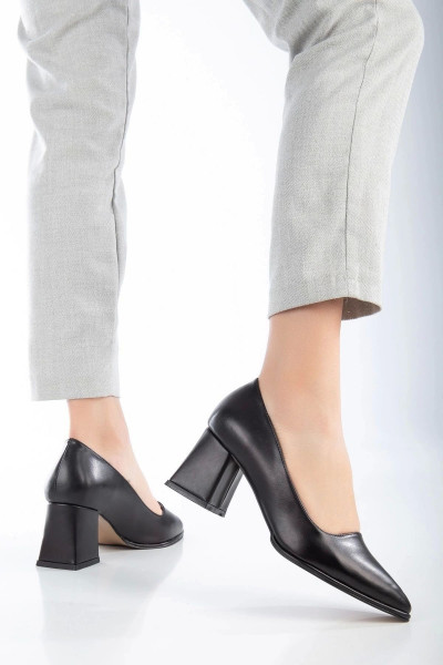 Siyah Kadın Vardolalı Topuklu Ayakkabı Siyah Kadın Vardolalı Topuklu Ayakkabı