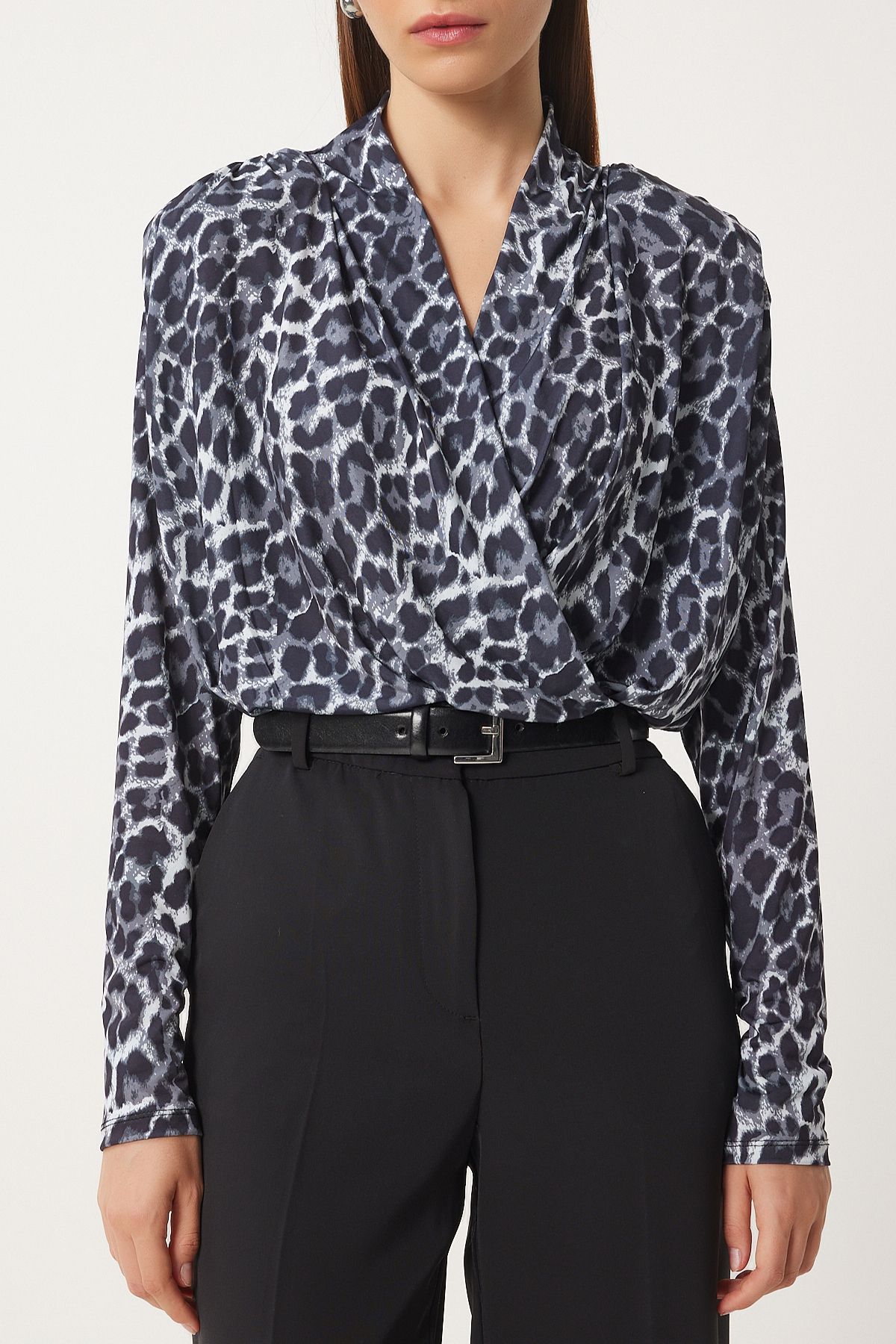 Leopar Desenli Anvelop Yaka Vatkalı Çıtçıtlı Sandy Bluz GRİ SİYAH LZH0005 Leopar Desenli Anvelop Yaka Vatkalı Çıtçıtlı Sandy Bluz GRİ SİYAH LZH0005