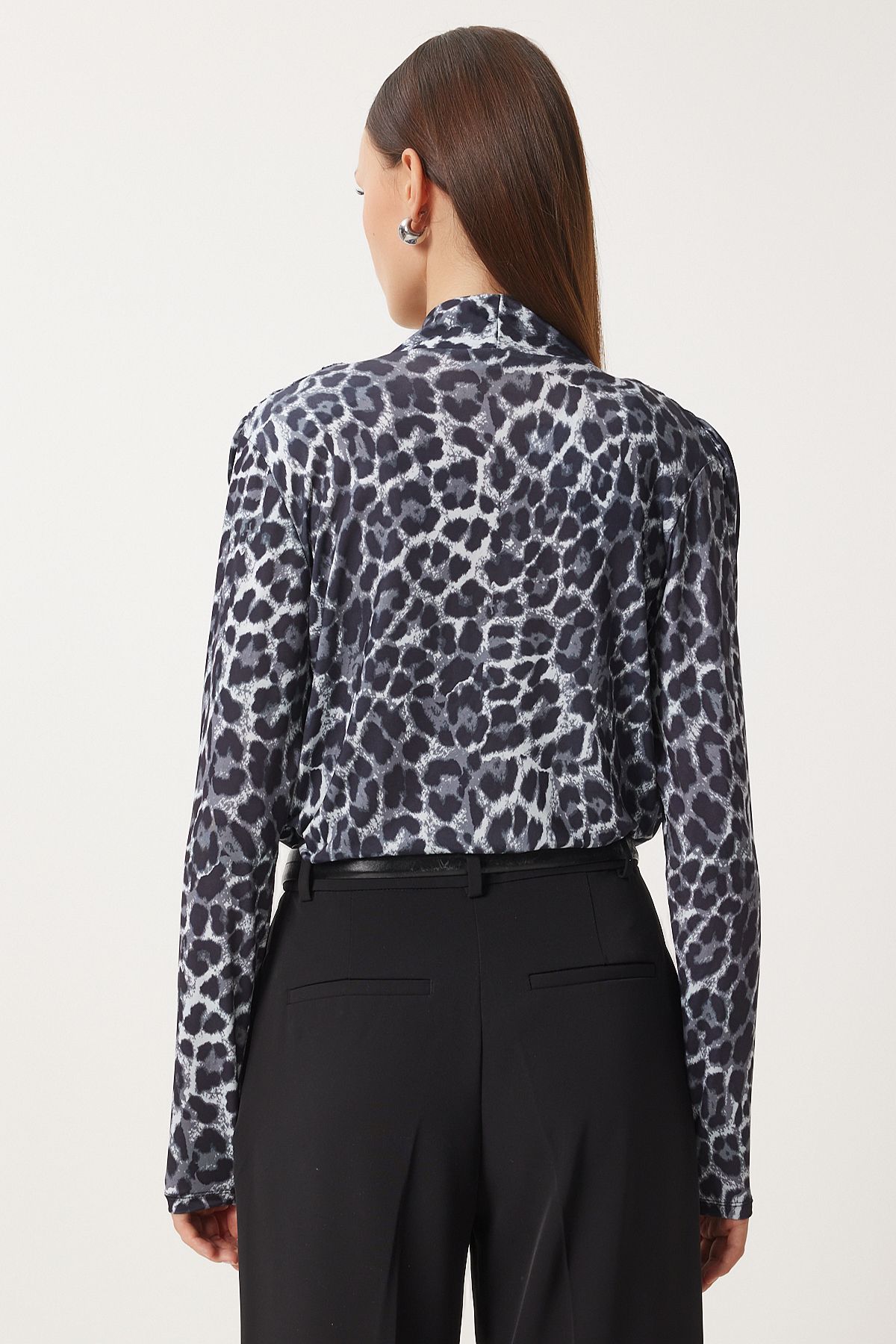 Leopar Desenli Anvelop Yaka Vatkalı Çıtçıtlı Sandy Bluz GRİ SİYAH LZH0005 Leopar Desenli Anvelop Yaka Vatkalı Çıtçıtlı Sandy Bluz GRİ SİYAH LZH0005