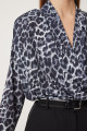 Leopar Desenli Anvelop Yaka Vatkalı Çıtçıtlı Sandy Bluz GRİ SİYAH LZH0005 Leopar Desenli Anvelop Yaka Vatkalı Çıtçıtlı Sandy Bluz GRİ SİYAH LZH0005