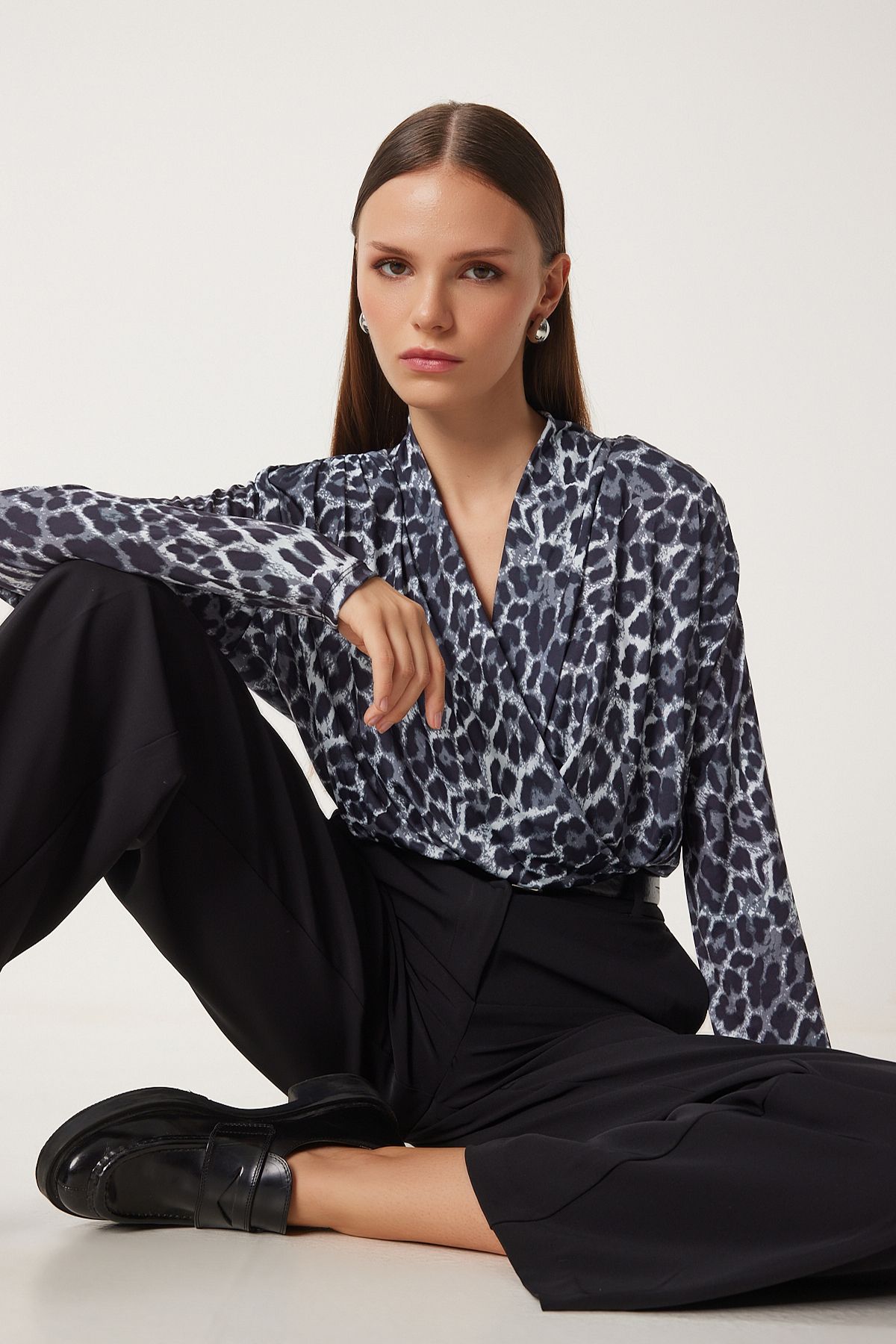 Leopar Desenli Anvelop Yaka Vatkalı Çıtçıtlı Sandy Bluz GRİ SİYAH LZH0005 Leopar Desenli Anvelop Yaka Vatkalı Çıtçıtlı Sandy Bluz GRİ SİYAH LZH0005