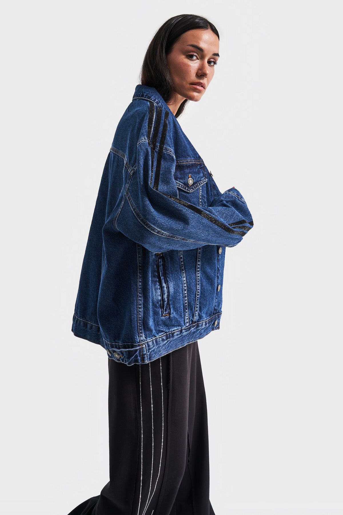 Kadın Koyu Mavi Renk Parlak Taşlı Tasarım Oversize Denim Ceket