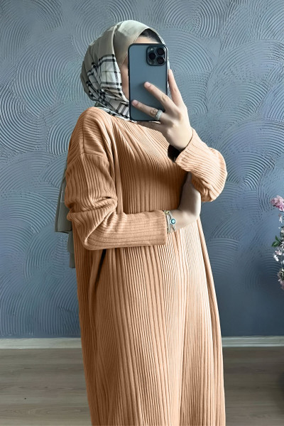 Oversize Bol Kesim Yarım Balıkçı Yaka Fitilli Triko Tesettür Elbise 38-44 Beden Arası Oversize Bol Kesim Yarım Balıkçı Yaka Fitilli Triko Tesettür Elbise 38-44 Beden Arası