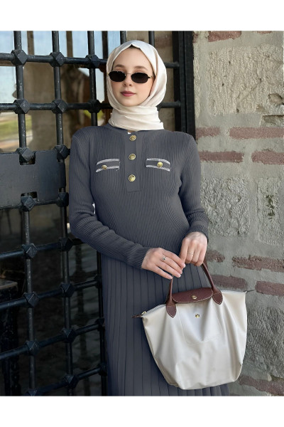 Polo Yaka Sim Detaylı Fitilli Triko Tesettür Elbise Polo Yaka Sim Detaylı Fitilli Triko Tesettür Elbise