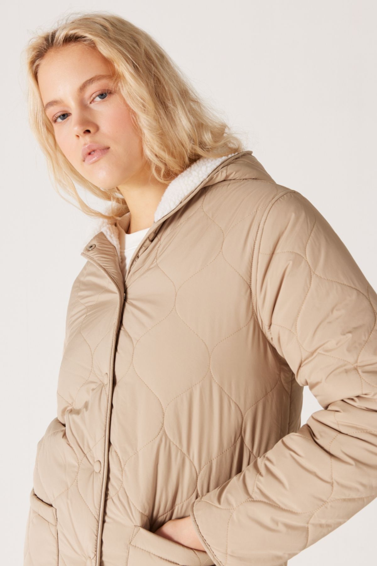 Loose Fit Rahat Kesim Kapüşonlu Çift Taraflı Sherpa Detaylı Kadın Bej Mont Loose Fit Rahat Kesim Kapüşonlu Çift Taraflı Sherpa Detaylı Kadın Bej Mont
