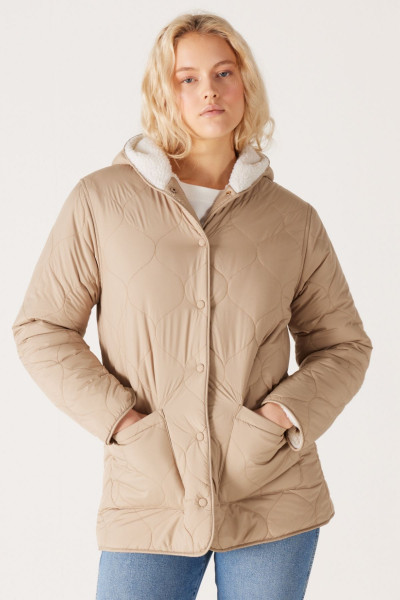 Loose Fit Rahat Kesim Kapüşonlu Çift Taraflı Sherpa Detaylı Kadın Bej Mont Loose Fit Rahat Kesim Kapüşonlu Çift Taraflı Sherpa Detaylı Kadın Bej Mont