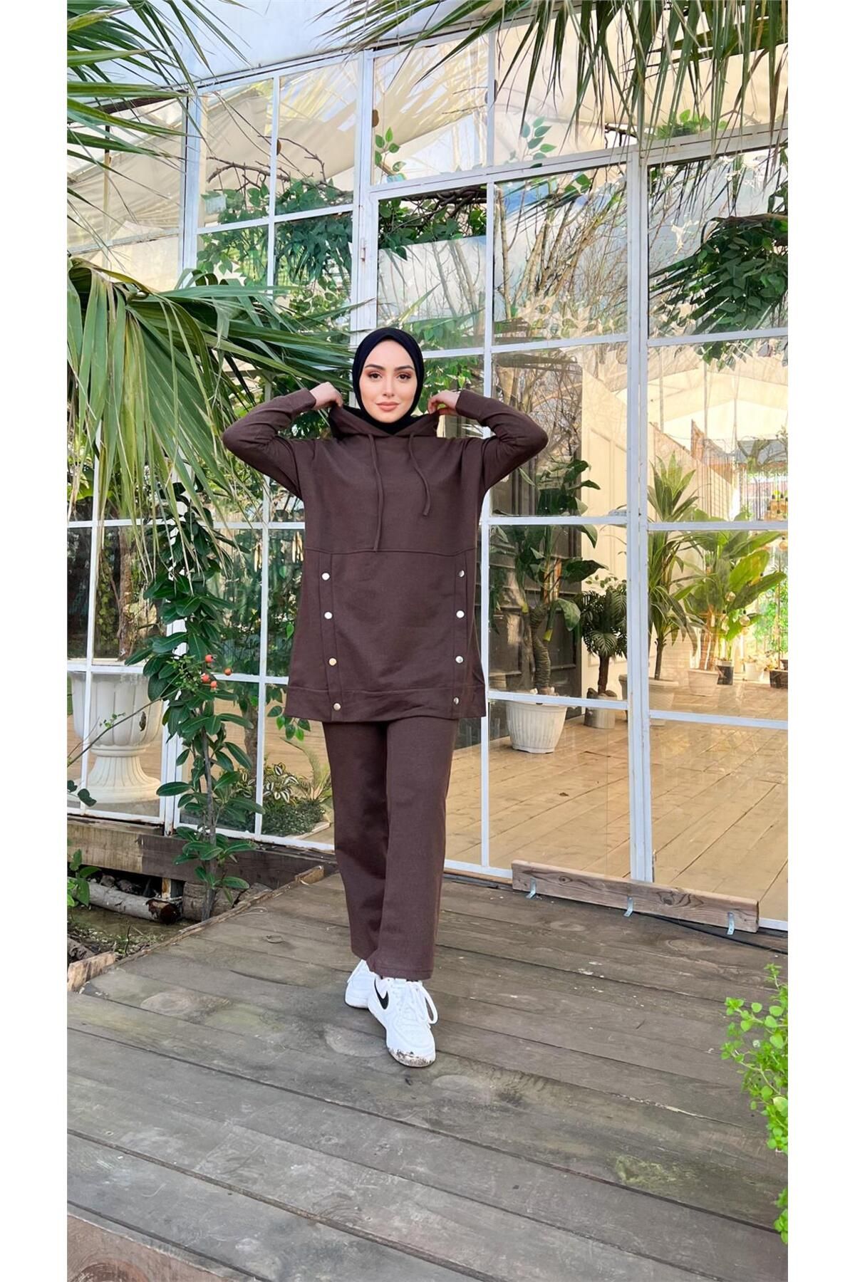 Kapşonlu Çıtçıt Detaylı Kısa Sweat Pantolon Ikili Tesettür Eşofman Takımı - 03079.028 - Kahverengi Kapşonlu Çıtçıt Detaylı Kısa Sweat Pantolon Ikili Tesettür Eşofman Takımı - 03079.028 - Kahverengi
