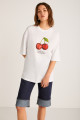 Odalys Kadın %100 Organik Pamuklu Oversize Fit Bol Kesim Kiraz Baskılı Bisiklet Yaka Beyaz T-shirt Odalys Kadın %100 Organik Pamuklu Oversize Fit Bol Kesim Kiraz Baskılı Bisiklet Yaka Beyaz T-shirt