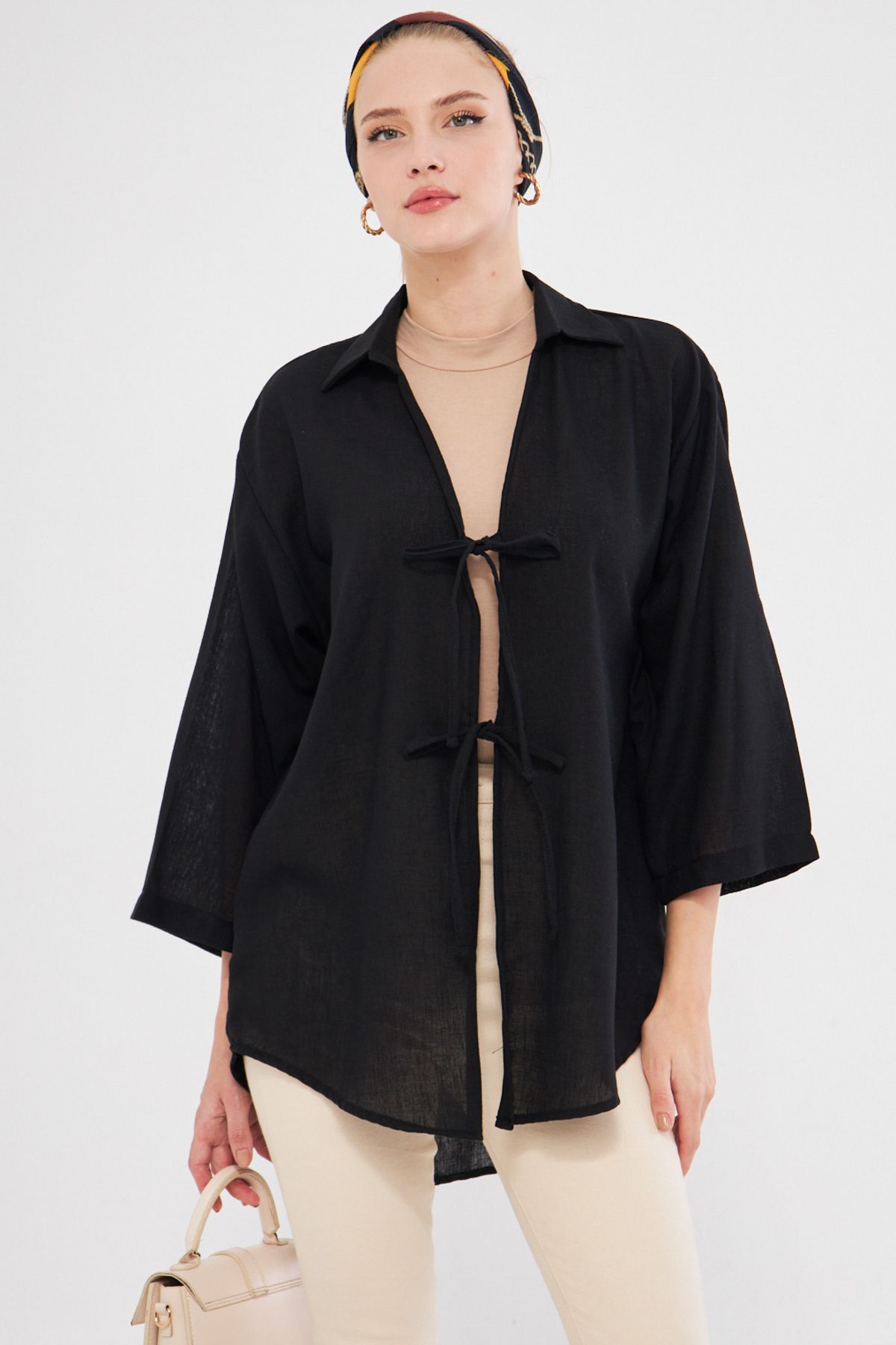 Kadın Siyah Gömlek Yakalı Önden Bağcıklı Kimono Gömlek ARM-25K001006 Kadın Siyah Gömlek Yakalı Önden Bağcıklı Kimono Gömlek ARM-25K001006