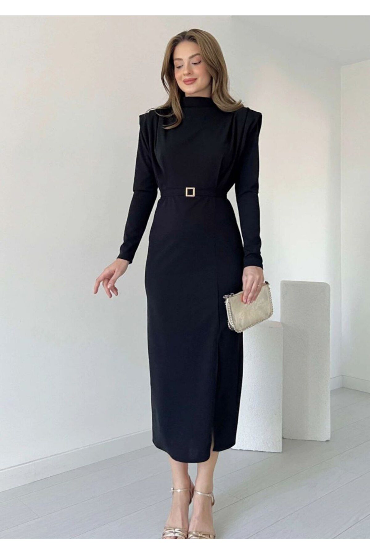 Kadın Vatkalı Gold Kemerli Siyah Yırtmaçlı Uzun Elbise Kadın Vatkalı Gold Kemerli Siyah Yırtmaçlı Uzun Elbise