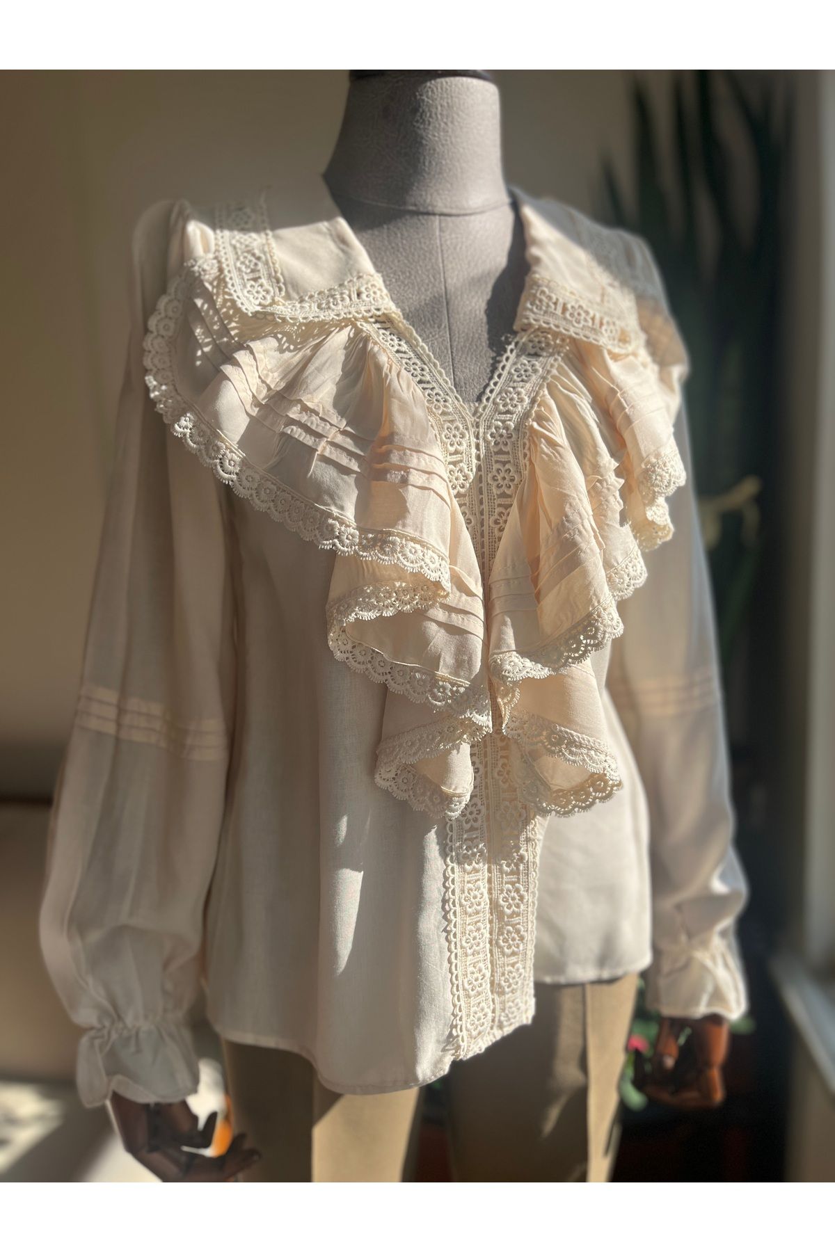 Vintage Estinli Volanlı Fisto Detaylı Büzgülü Uzun Kollu Krem Gömlek Vintage Estinli Volanlı Fisto Detaylı Büzgülü Uzun Kollu Krem Gömlek