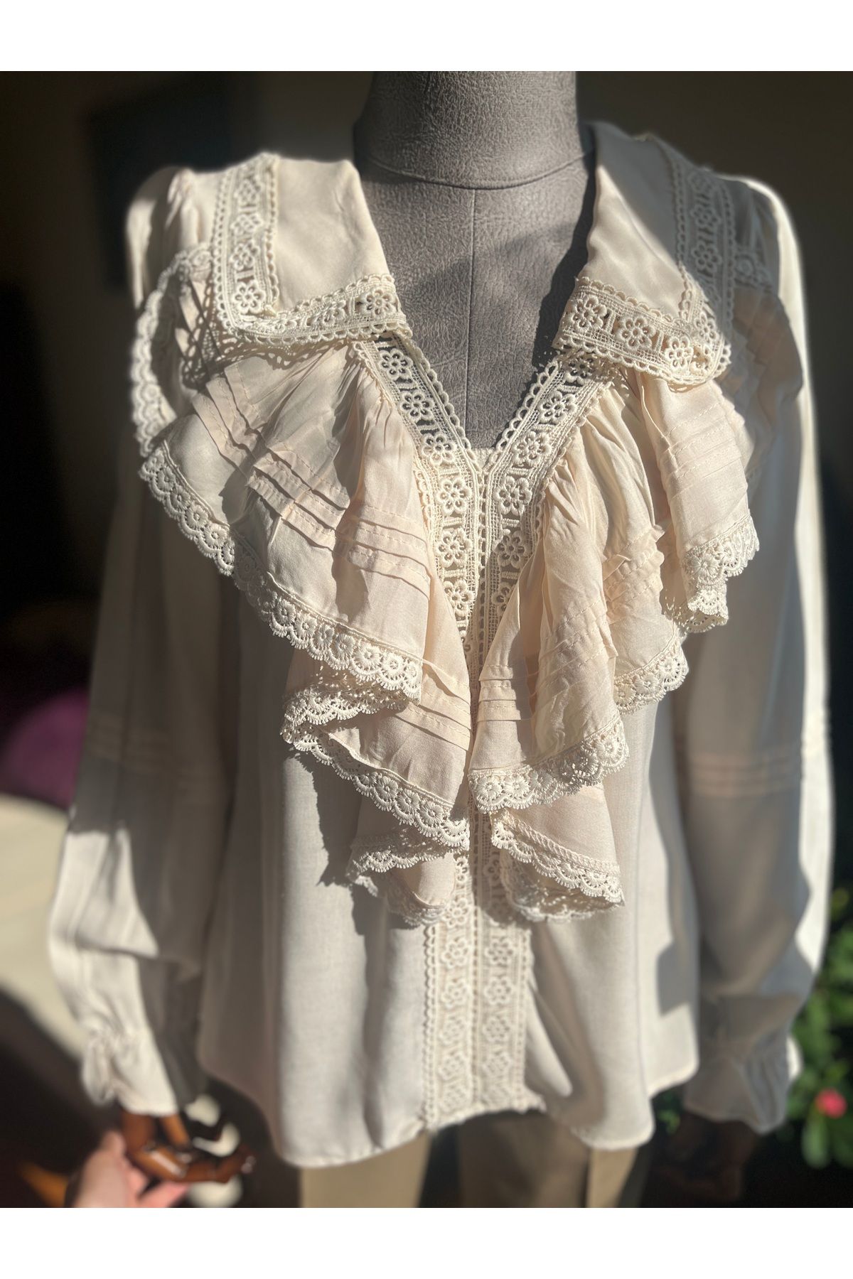 Vintage Estinli Volanlı Fisto Detaylı Büzgülü Uzun Kollu Krem Gömlek Vintage Estinli Volanlı Fisto Detaylı Büzgülü Uzun Kollu Krem Gömlek