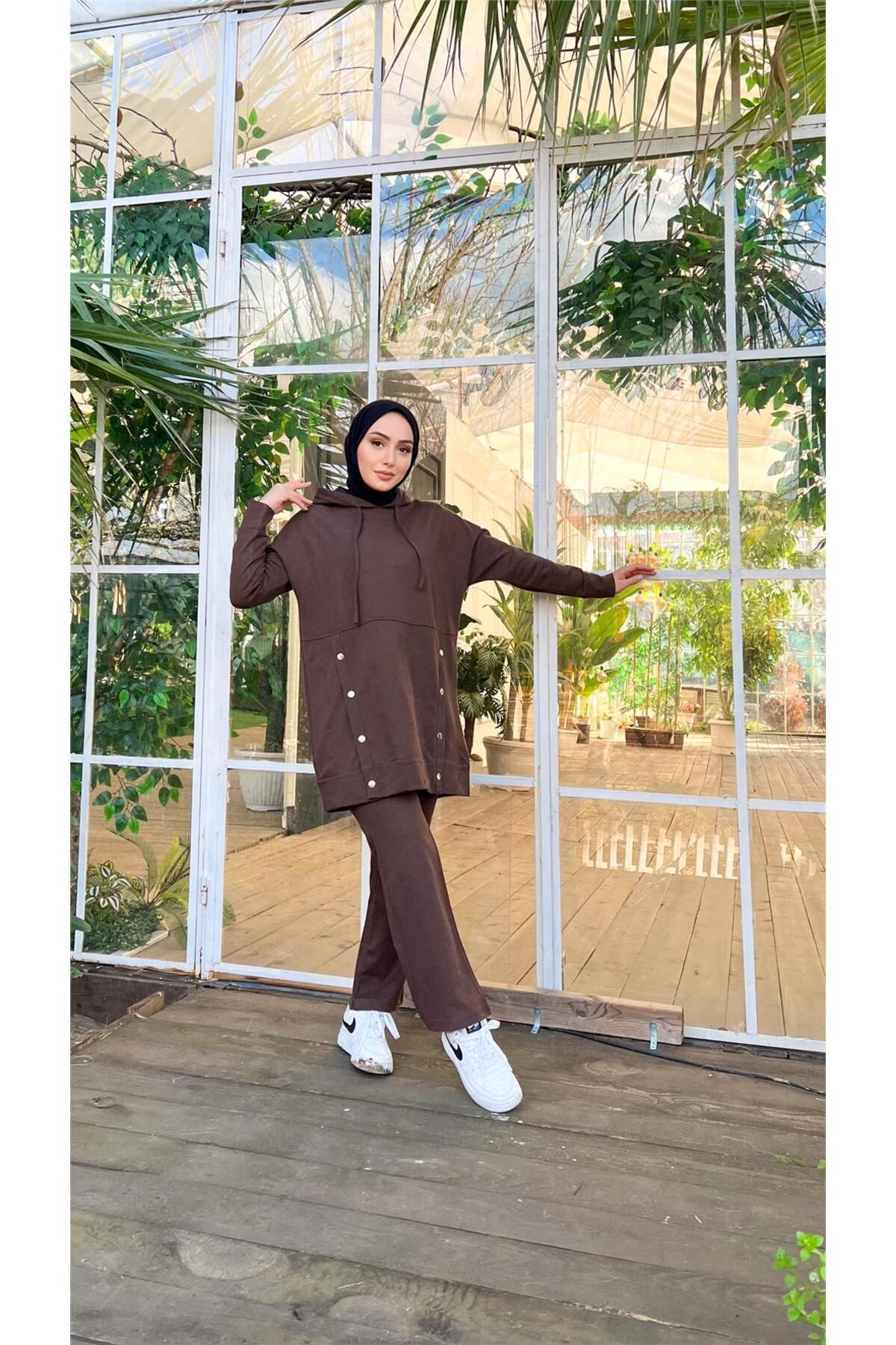 Kapşonlu Çıtçıt Detaylı Kısa Sweat Pantolon Ikili Tesettür Eşofman Takımı - 03079.028 - Kahverengi Kapşonlu Çıtçıt Detaylı Kısa Sweat Pantolon Ikili Tesettür Eşofman Takımı - 03079.028 - Kahverengi