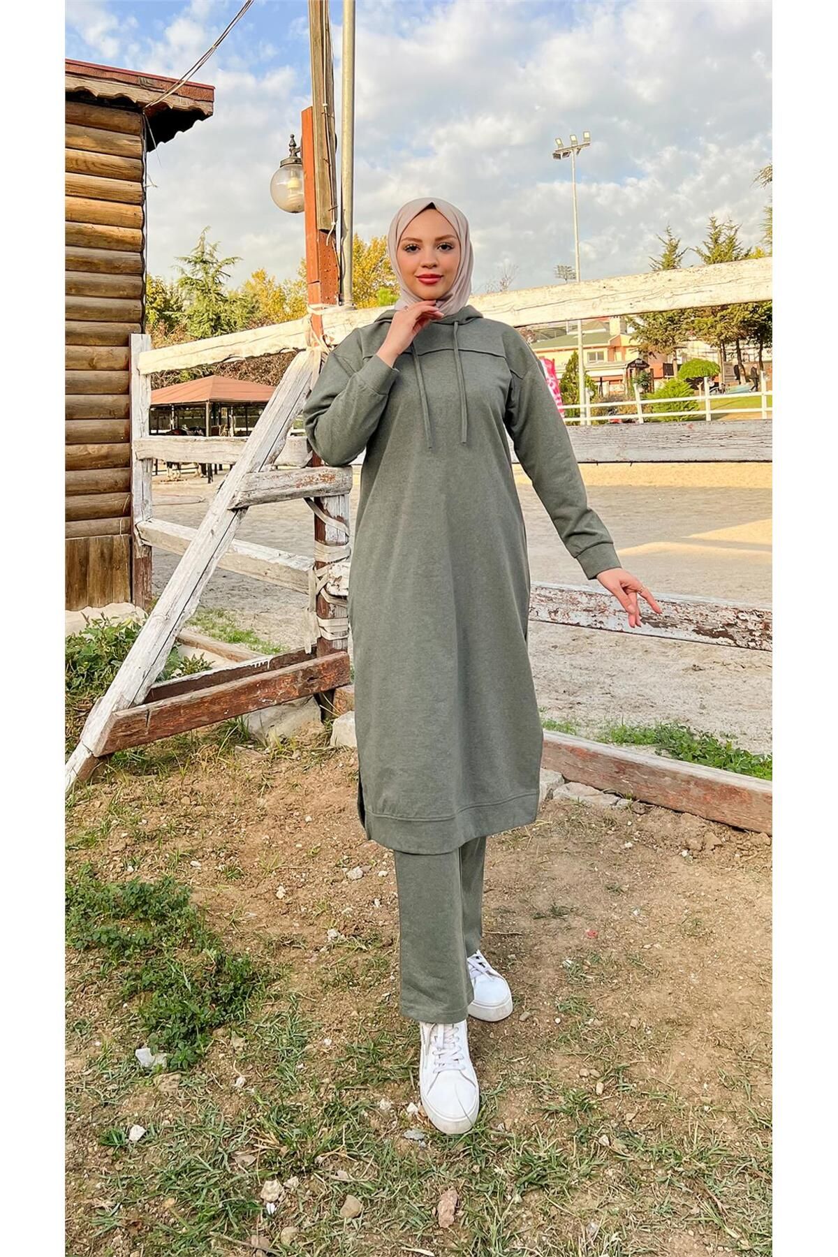 Uzun Tunik Kapşonlu Kenardan Yırtmaçlı Ikili Spor Takım - 03034.005 - Haki Uzun Tunik Kapşonlu Kenardan Yırtmaçlı Ikili Spor Takım - 03034.005 - Haki