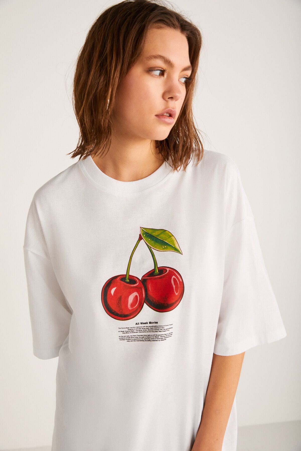 Odalys Kadın %100 Organik Pamuklu Oversize Fit Bol Kesim Kiraz Baskılı Bisiklet Yaka Beyaz T-shirt Odalys Kadın %100 Organik Pamuklu Oversize Fit Bol Kesim Kiraz Baskılı Bisiklet Yaka Beyaz T-shirt