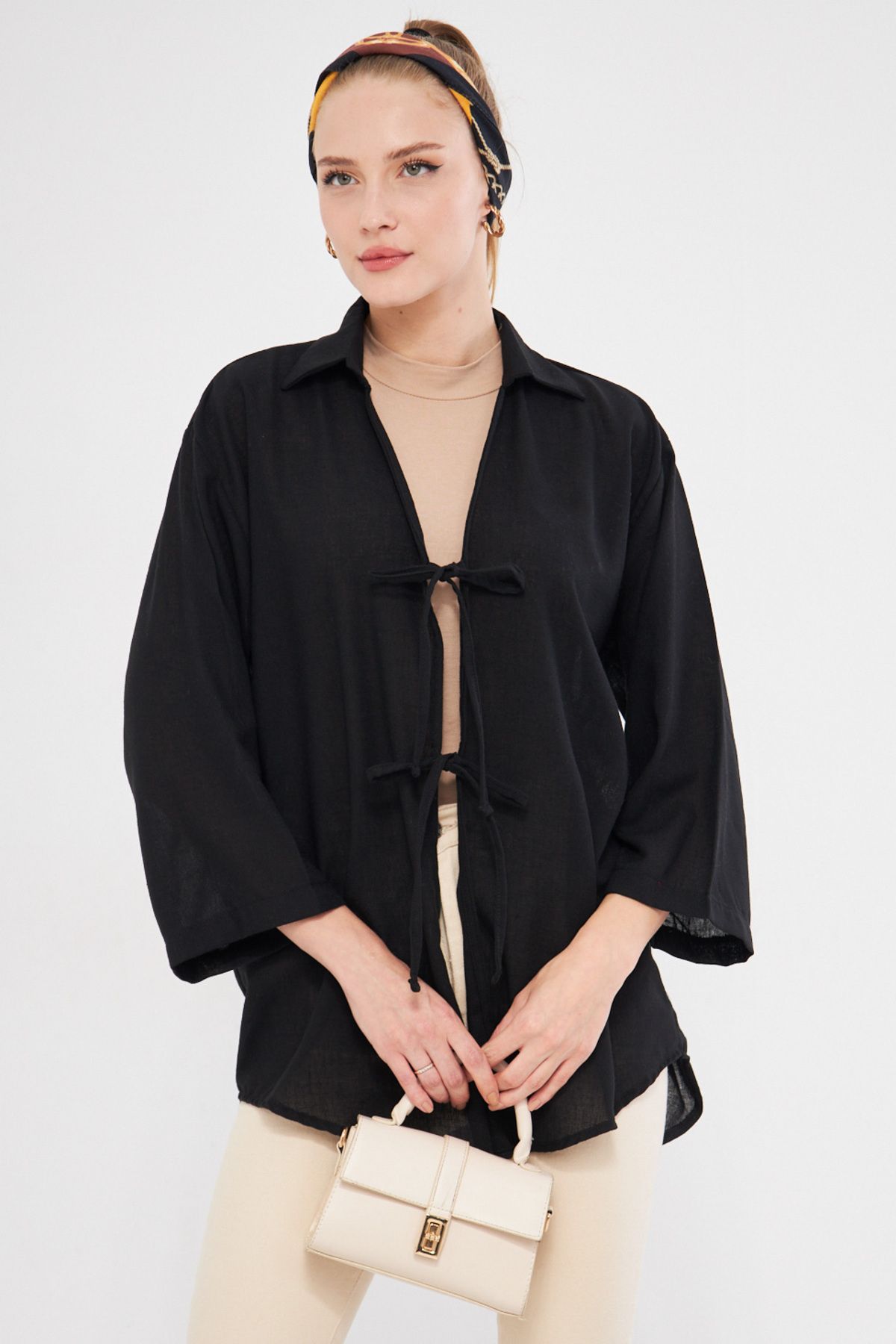 Kadın Siyah Gömlek Yakalı Önden Bağcıklı Kimono Gömlek ARM-25K001006 Kadın Siyah Gömlek Yakalı Önden Bağcıklı Kimono Gömlek ARM-25K001006