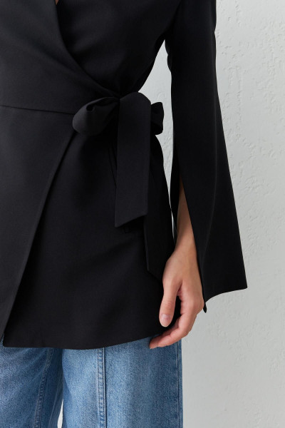 Siyah Kol Detaylı Belde Bağlama Detaylı Ceket Siyah Kol Detaylı Belde Bağlama Detaylı Ceket