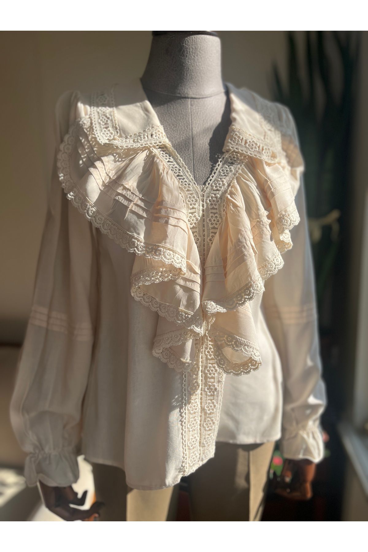 Vintage Estinli Volanlı Fisto Detaylı Büzgülü Uzun Kollu Krem Gömlek Vintage Estinli Volanlı Fisto Detaylı Büzgülü Uzun Kollu Krem Gömlek