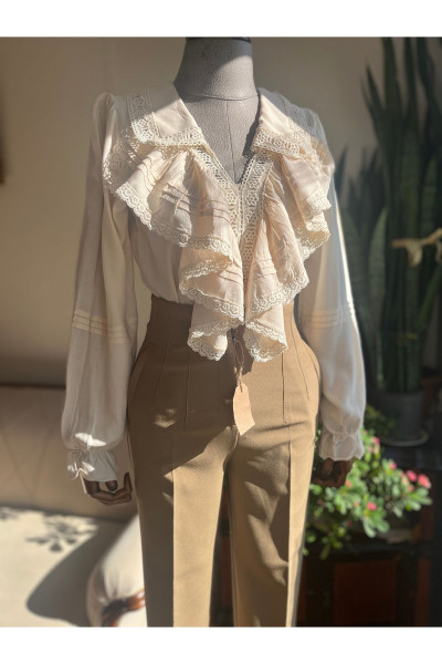 Vintage Estinli Volanlı Fisto Detaylı Büzgülü Uzun Kollu Krem Gömlek Vintage Estinli Volanlı Fisto Detaylı Büzgülü Uzun Kollu Krem Gömlek