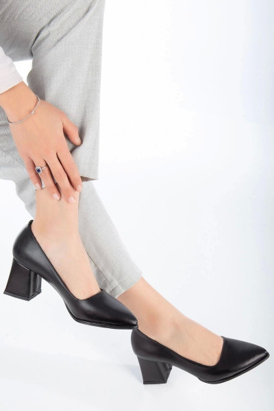 Siyah Kadın Vardolalı Topuklu Ayakkabı Siyah Kadın Vardolalı Topuklu Ayakkabı