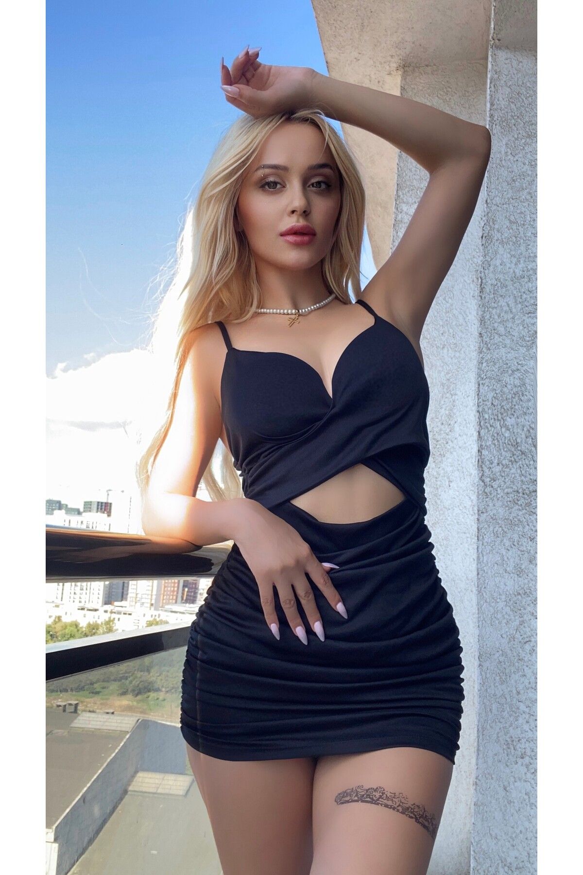 Siyah Göğüs Dekolteli Askılı Seksi Büzgülü Elbise Siyah Göğüs Dekolteli Askılı Seksi Büzgülü Elbise
