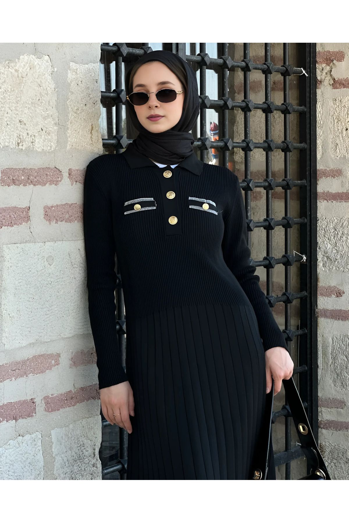 Polo Yaka Sim Detaylı Fitilli Triko Tesettür Elbise Polo Yaka Sim Detaylı Fitilli Triko Tesettür Elbise