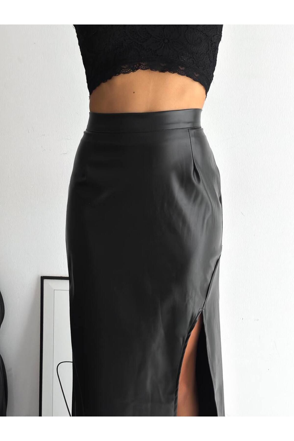 Siyah Mevsimlik Yırtmaçlı Beli Lastikli Pensli Uzun Deri Etek 90 Cm Siyah Mevsimlik Yırtmaçlı Beli Lastikli Pensli Uzun Deri Etek 90 Cm