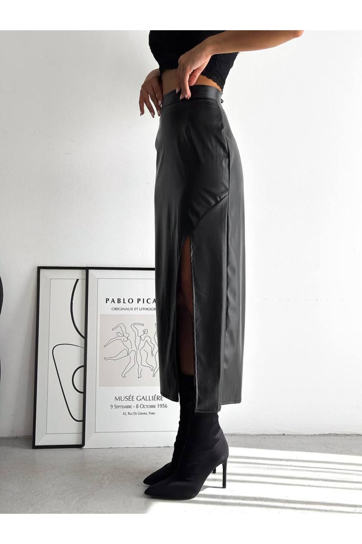 Siyah Mevsimlik Yırtmaçlı Beli Lastikli Pensli Uzun Deri Etek 90 Cm Siyah Mevsimlik Yırtmaçlı Beli Lastikli Pensli Uzun Deri Etek 90 Cm