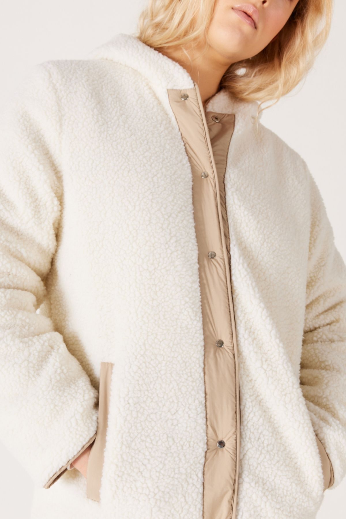 Loose Fit Rahat Kesim Kapüşonlu Çift Taraflı Sherpa Detaylı Kadın Bej Mont Loose Fit Rahat Kesim Kapüşonlu Çift Taraflı Sherpa Detaylı Kadın Bej Mont