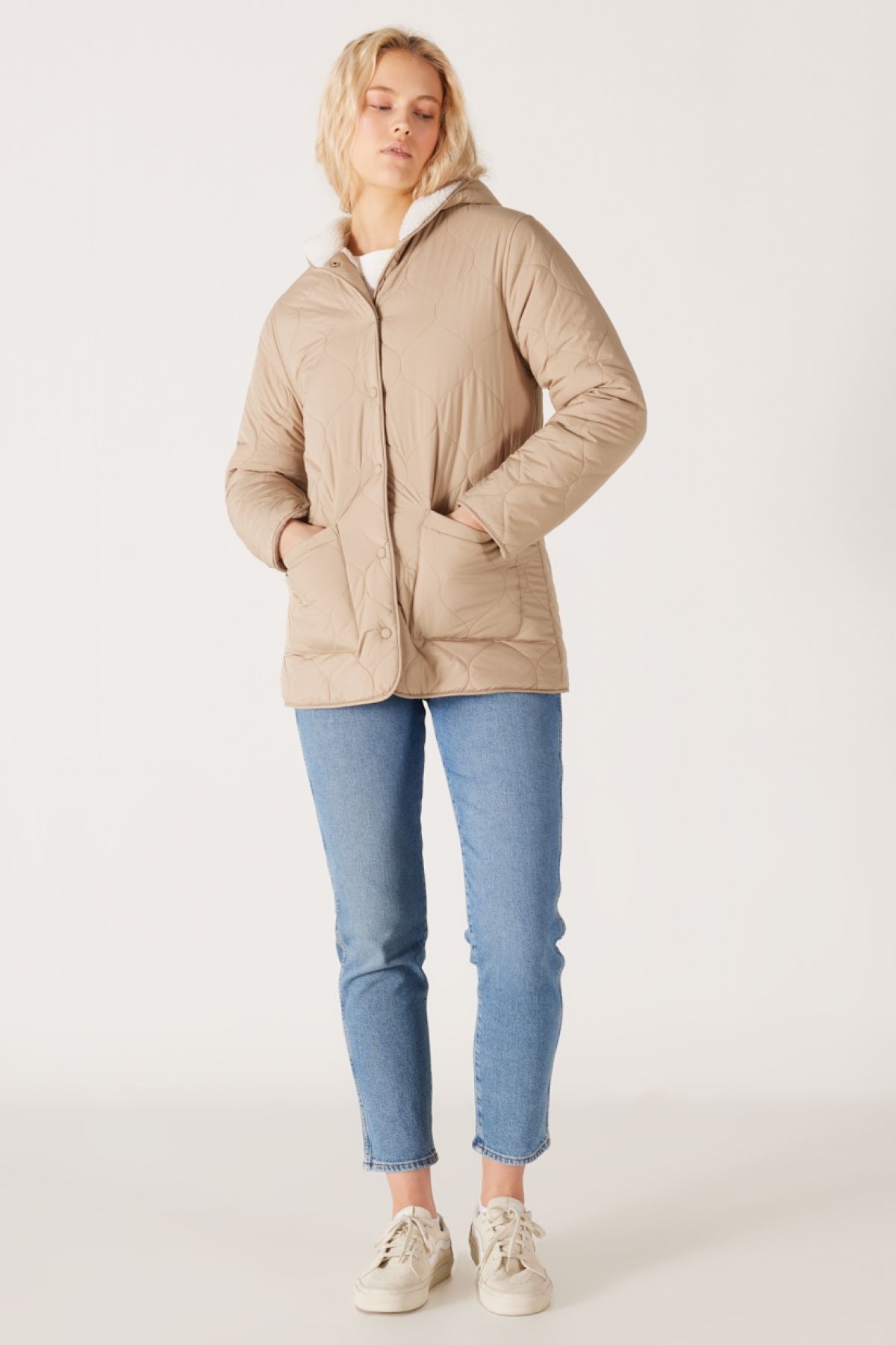 Loose Fit Rahat Kesim Kapüşonlu Çift Taraflı Sherpa Detaylı Kadın Bej Mont Loose Fit Rahat Kesim Kapüşonlu Çift Taraflı Sherpa Detaylı Kadın Bej Mont
