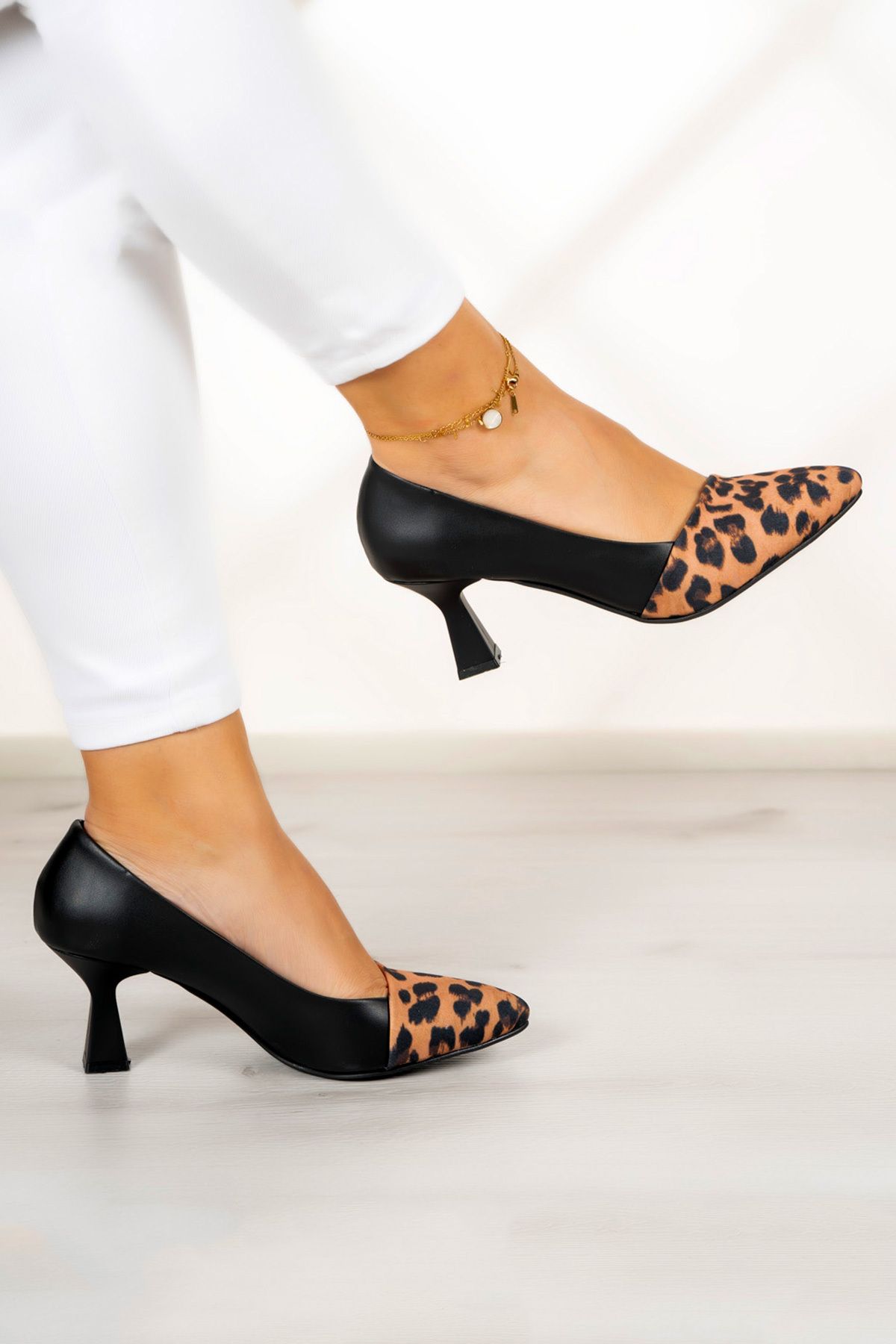 Laura Siyah Leopar Topuklu Ayakkabı 6 Cm. Laura Siyah Leopar Topuklu Ayakkabı 6 Cm.