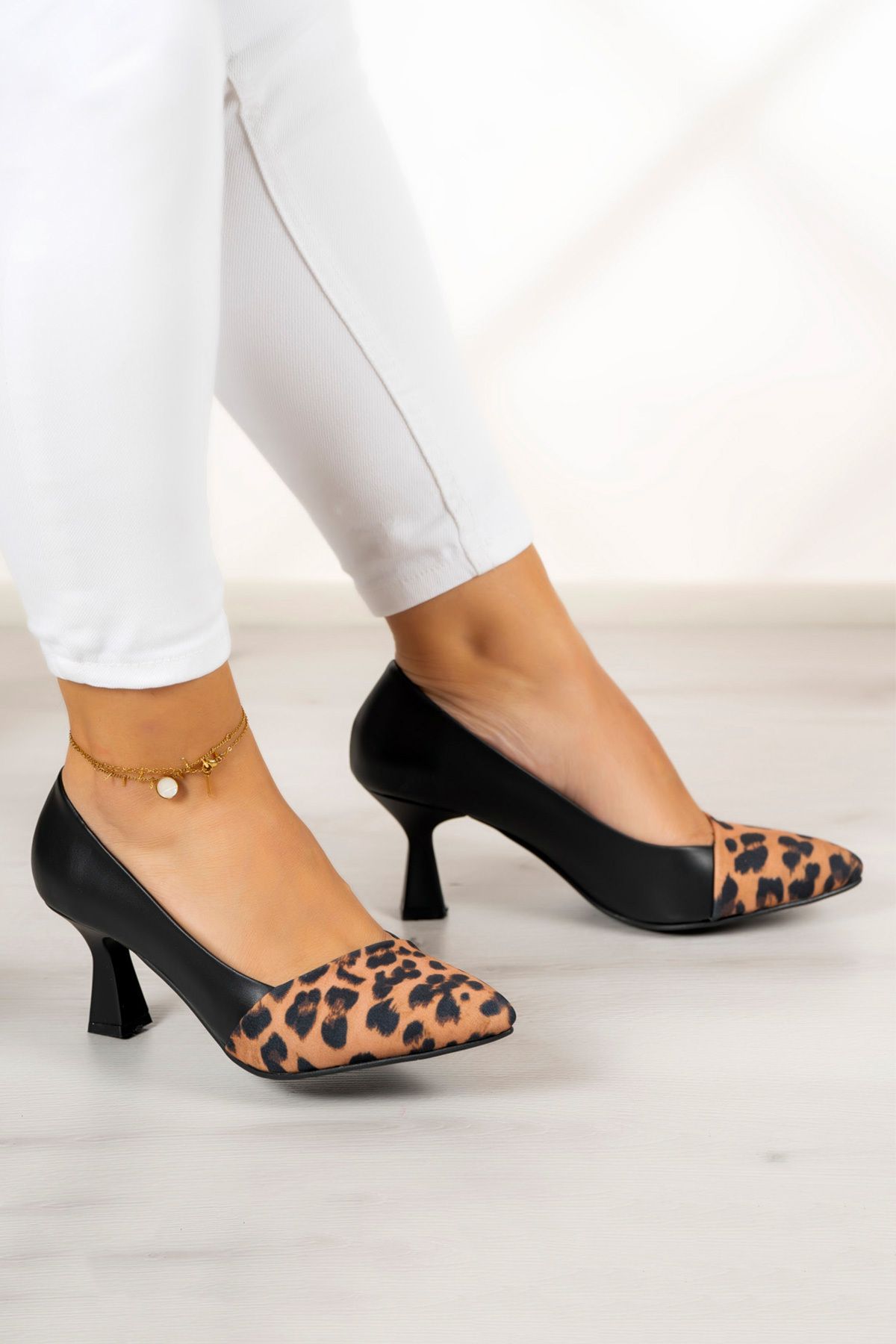 Laura Siyah Leopar Topuklu Ayakkabı 6 Cm. Laura Siyah Leopar Topuklu Ayakkabı 6 Cm.