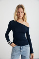 Waleska Kadın Viskon Likralı Kayık Yaka Tek Omuz Dekolteli Lacivert Bluz Waleska Kadın Viskon Likralı Kayık Yaka Tek Omuz Dekolteli Lacivert Bluz