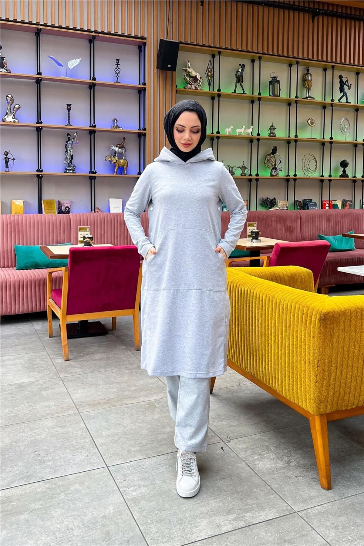 Kapşonlu Yandat Çıtçıtlı Sade Basic Uzun Tunik ve Pantolon İkili Spor Takım - 03071 - Gri Kapşonlu Yandat Çıtçıtlı Sade Basic Uzun Tunik ve Pantolon İkili Spor Takım - 03071 - Gri